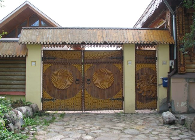 Comment faire un portail de vos propres mains en carton ondulé: dessins + instructions étape par étape