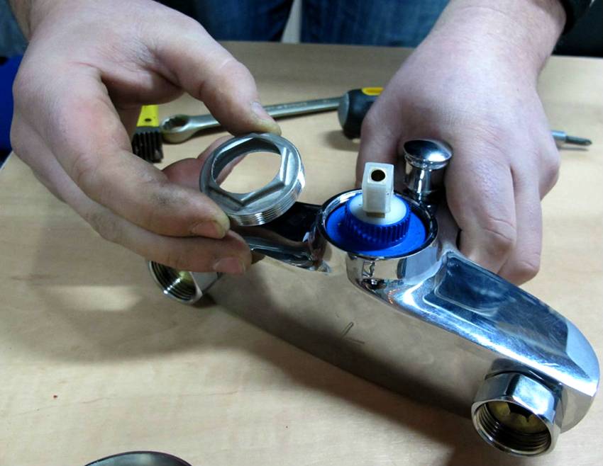 Réparation d'un robinet de cuisine à levier unique: instructions étape par étape