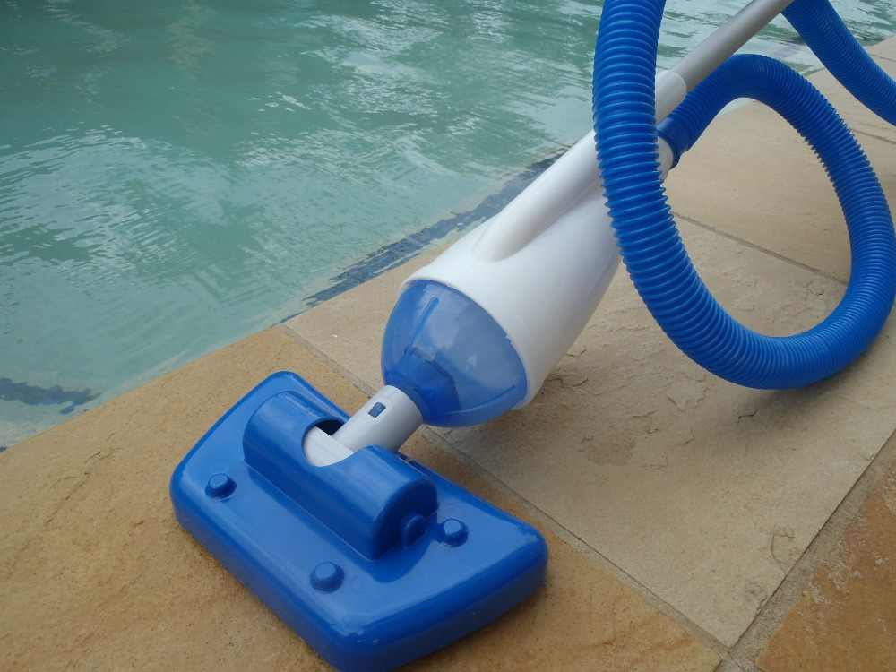 Aspirateur manuel pour la piscine - principe de fonctionnement, prix, avis, conseils pour choisir
