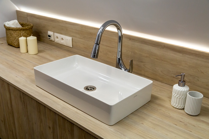 Lavabo suspendu dans la salle de bain: formes, matériaux de fabrication, critères de sélection et caractéristiques d'installation du lavabo suspendu sur le comptoir de la salle de bain