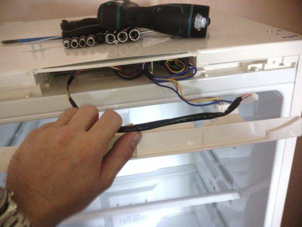 Comment accrocher la porte du réfrigérateur : recommandations de réparation + instructions étape par étape