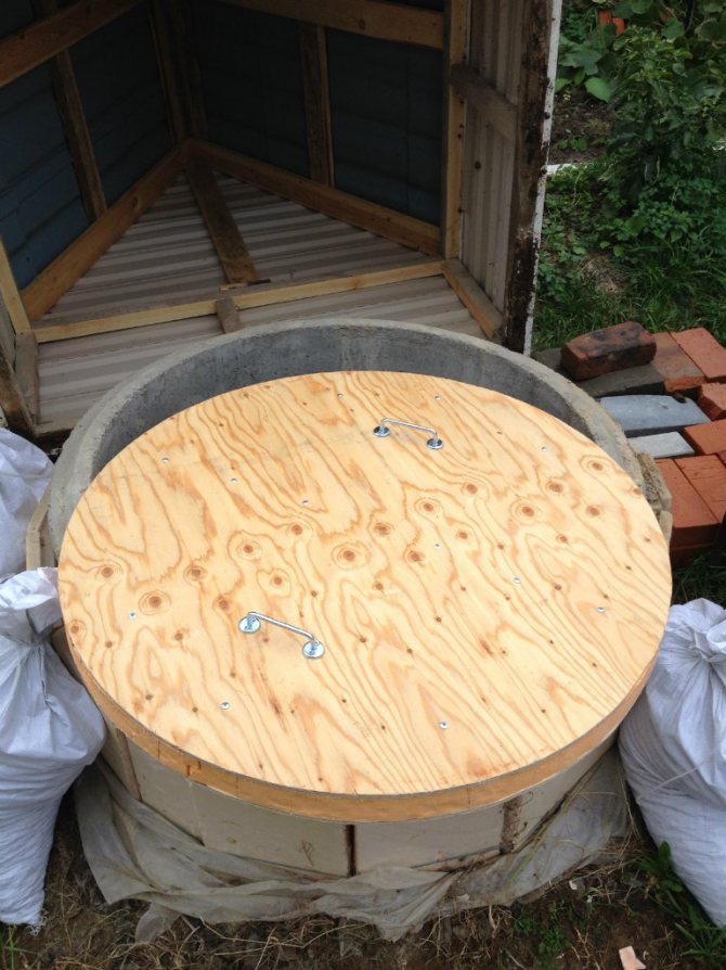 Comment isoler un puits pour l'hiver : tour d'horizon des meilleures façons + choix des matériaux