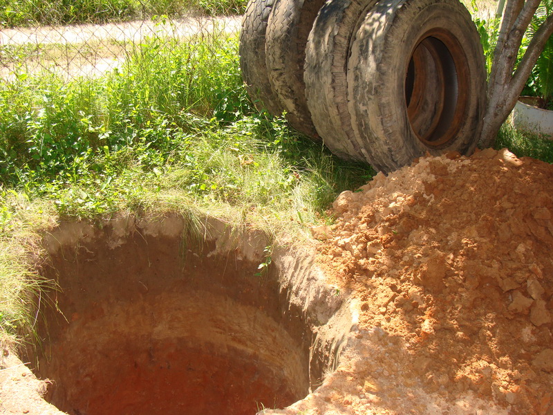 Fosse septique de pneu à faire soi-même: instructions étape par étape
