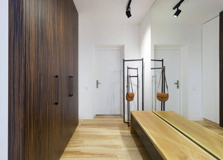 5 façons de sélectionner avec succès des meubles pour agrandir visuellement le couloir