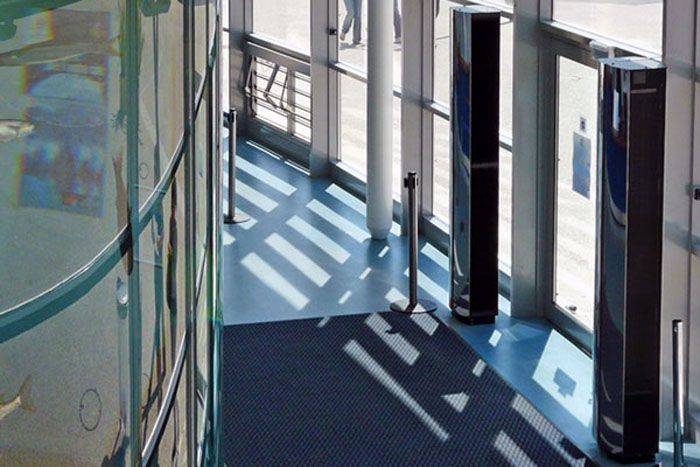 Sélection et installation d'un rideau thermique sur la porte d'entrée