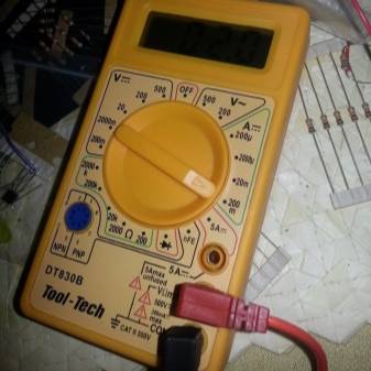 Comment vérifier la tension dans une prise avec un multimètre: règles de mesure