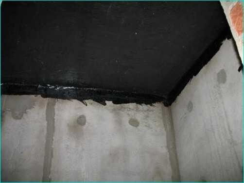 Pourquoi le plafond de la salle de bain fuit-il ?