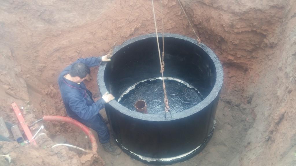 Caisson pour un puits (57 photos): options plastique et métal, installation et agencement à faire soi-même