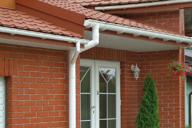 Quel drain est le meilleur : en plastique ou en métal ? examen comparatif