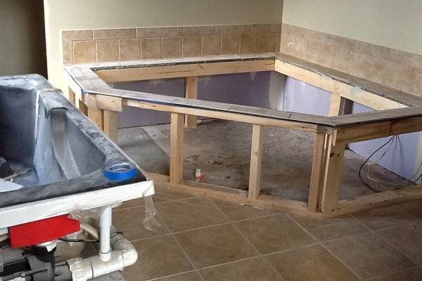 Cadre de baignoire: une option à partir d'un profil pour un modèle en métal de 170x80, comment le fabriquer à partir de barres et de cloisons sèches de vos propres mains