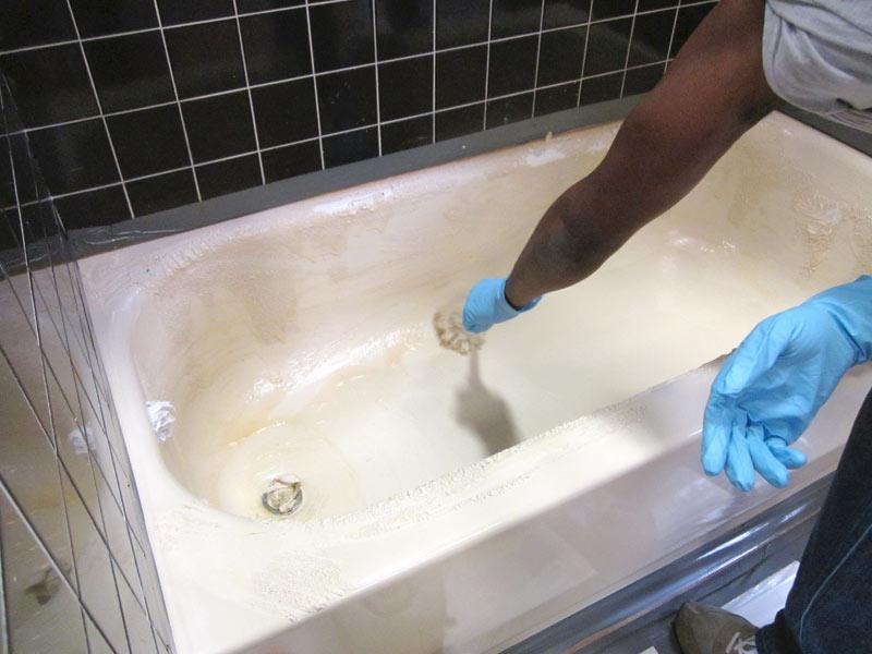 Comment laver un bain acrylique à la maison