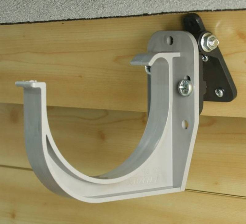 Instructions pour l'installation de gouttières pour le toit: comment effectuer vous-même les travaux d'installation