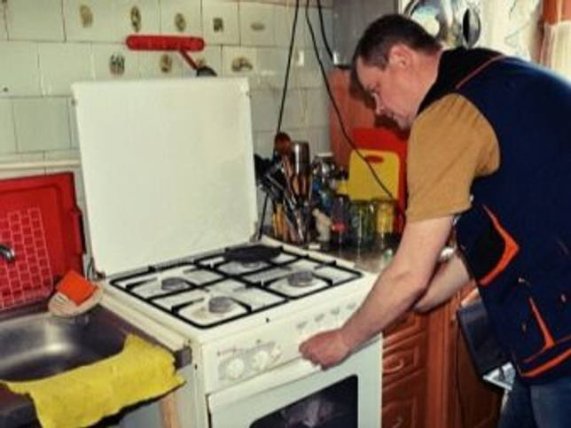 Pourquoi le gaz brûle avec une flamme rouge sur le poêle : facteurs affectant la couleur de la flamme