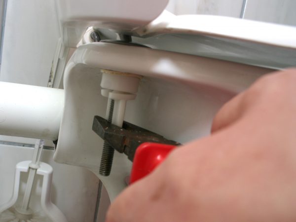 Fixation du couvercle des toilettes : comment retirer l'ancien et installer le nouveau correctement