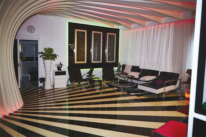 La cuvette de toilette dorée de Bari Alibasov et d'autres délices intérieurs de l'artiste