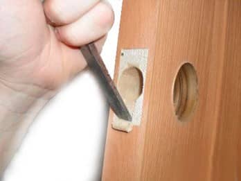 Comment installer indépendamment un loquet dans une porte intérieure: une instruction étape par étape avec une photo