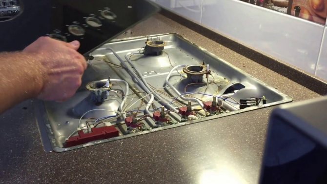 Le brûleur de la cuisinière à gaz brûle mal: causes possibles, comment réparer vous-même la panne