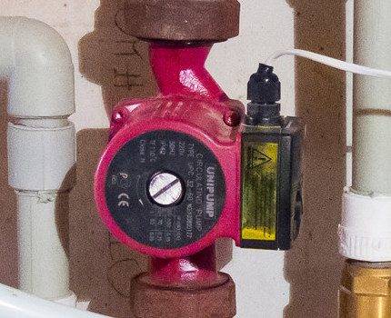 Calcul d'une pompe de circulation pour le chauffage dans des exemples et des formules