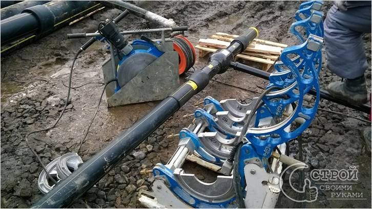 Procédés de raccordement de conduites de gaz et procédés de scellement de joints