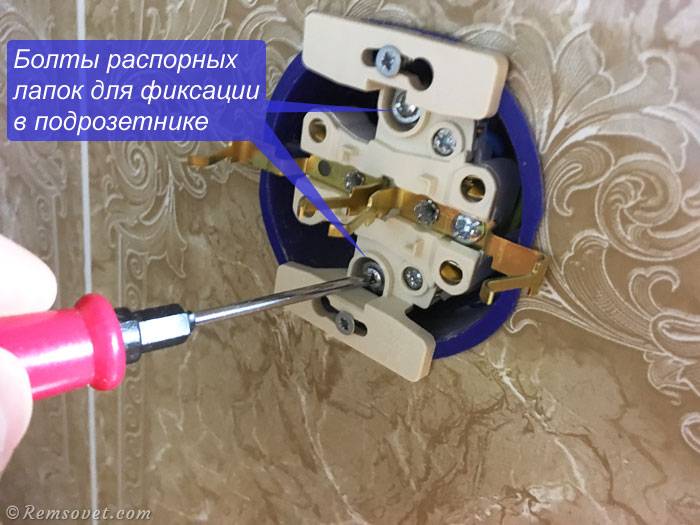 Comment connecter une prise double : installer une prise double dans une prise