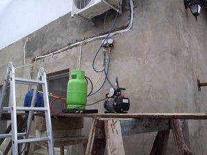 Ravitaillement d'un système divisé: comment remplir de vos propres mains un équipement climatique avec du fréon