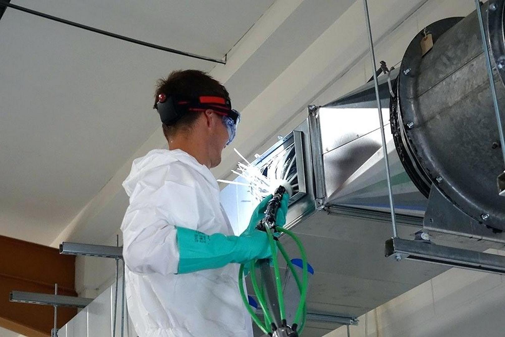 Comment nettoyer la hotte de la graisse de vos propres mains: simple, rapide et efficace