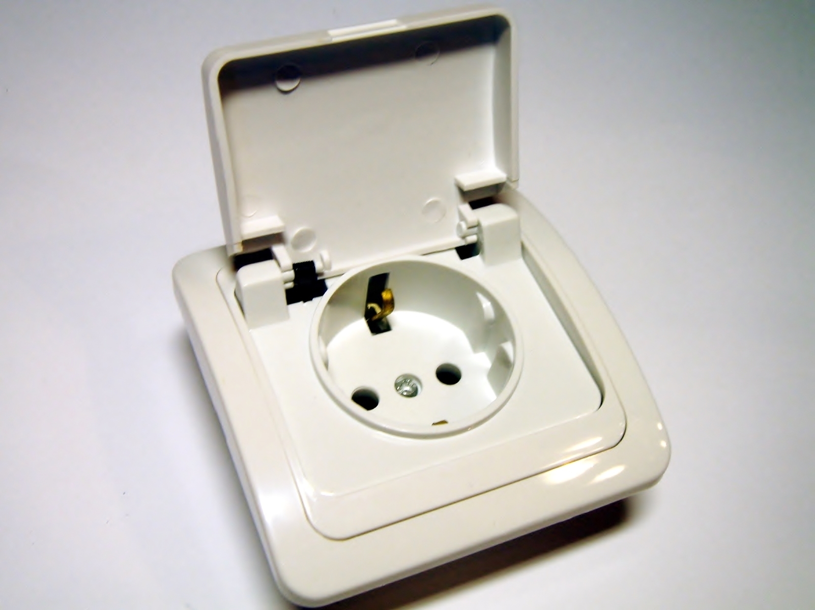 Prise étanche à l'humidité pour la salle de bain: installation, exigences, schémas