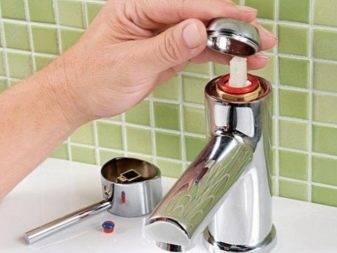 Comment changer le robinet de la cuisine : retirez l'ancien robinet et installez-en un nouveau