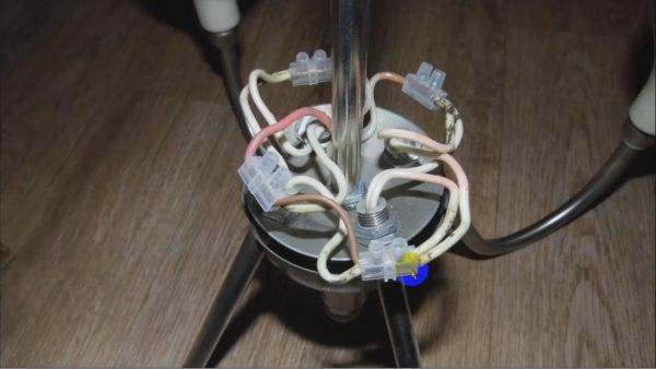 Comment connecter un lustre à un interrupteur à deux gangs: instructions étape par étape