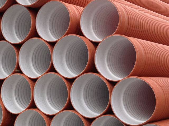 Conduites d'égout en PVC et en PEHD pour les eaux usées extérieures: types, caractéristiques, avantages et inconvénients