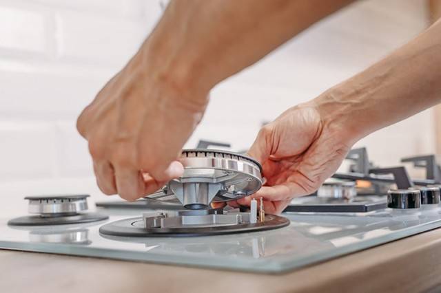 Pourquoi la cuisinière à gaz ne tient pas la flamme, le four s'éteint et le brûleur s'éteint : diagnostic des pannes et leur réparation