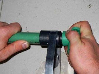 Raccordement de tuyaux en plastique à des tuyaux métalliques: une analyse des meilleures méthodes et des nuances d'installation