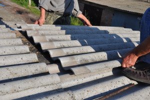 Comment couvrir les fissures de l'ardoise sur le toit