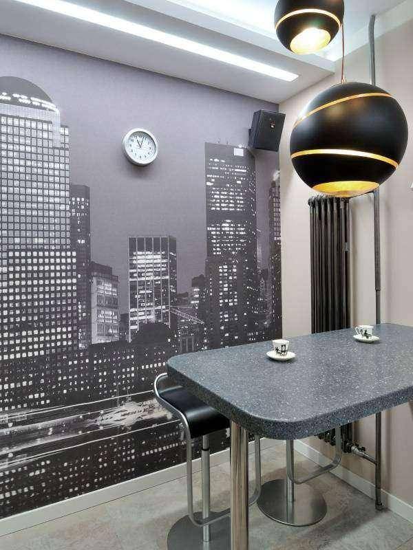 Papier peint pour une petite cuisine moderne : agrandir l'espace et capter la lumière