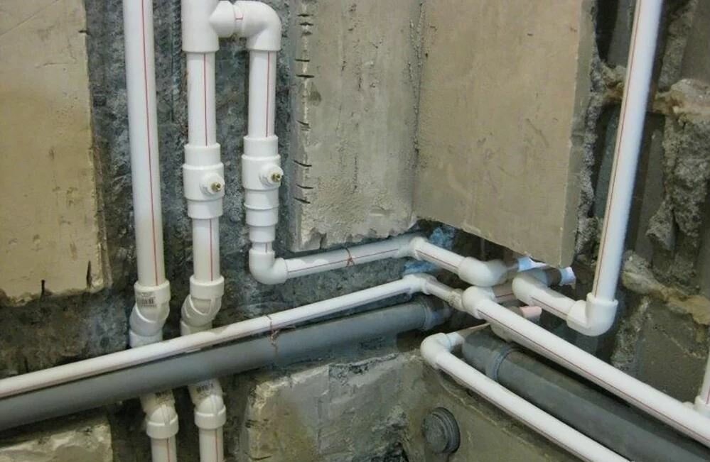 Installation d'un système d'alimentation en eau à partir de tuyaux en polypropylène: schémas de câblage typiques + caractéristiques d'installation