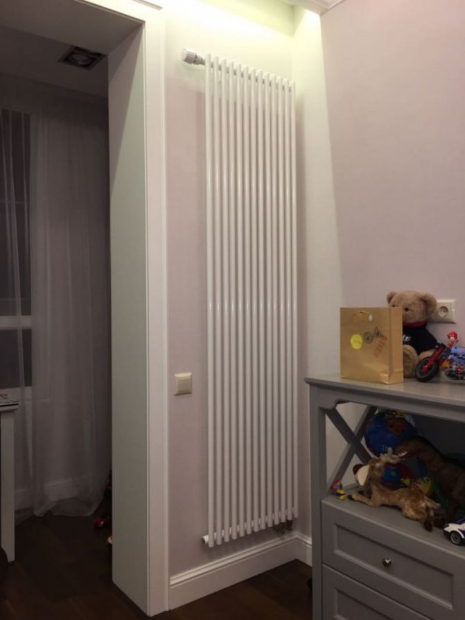 Radiateurs de chauffage verticaux: caractéristiques de conception et d'installation, photos avec options de conception
