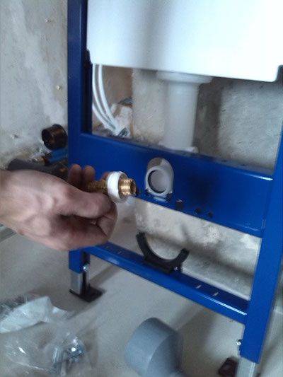 Fixation des toilettes au sol - 5 meilleures façons avec des instructions !