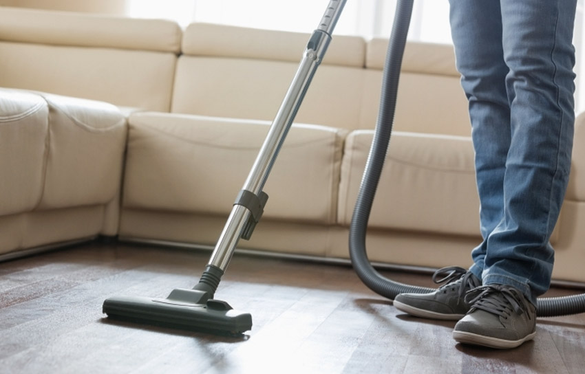 Nettoyeur professionnel avec 40 ans d'expérience dit comment nettoyer le sol