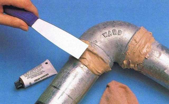 Une colonne montante d'égout fuit, qui doit la réparer. la colonne montante goutte, la colonne montante d'égout goutte, où aller