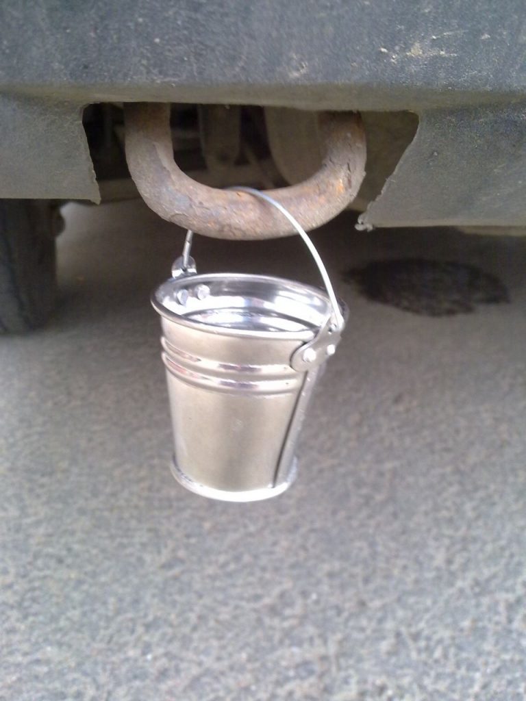 Conduire des vélos : pourquoi un seau est accroché à l'arrière d'une voiture