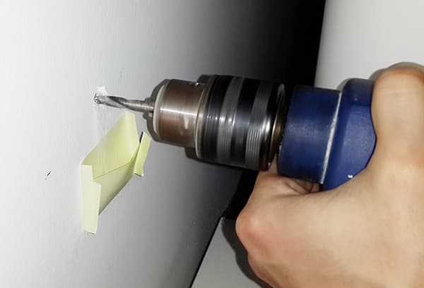 Comment percer un mur en béton avec une perceuse ordinaire sans perceuse à percussion ou percer un trou correctement avec un tournevis ? quel est le meilleur et le plus rapide moyen de faire un trou ?