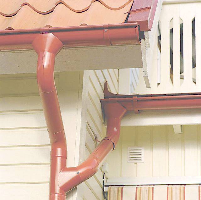 Comment installer les gouttières, si le toit est déjà couvert, nous installons les gouttières correctement de nos propres mains, en choisissant l'option appropriée