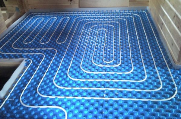 Planchers d'eau chaude sur un plancher en bois: caractéristiques de la pose du système sur une base en bois