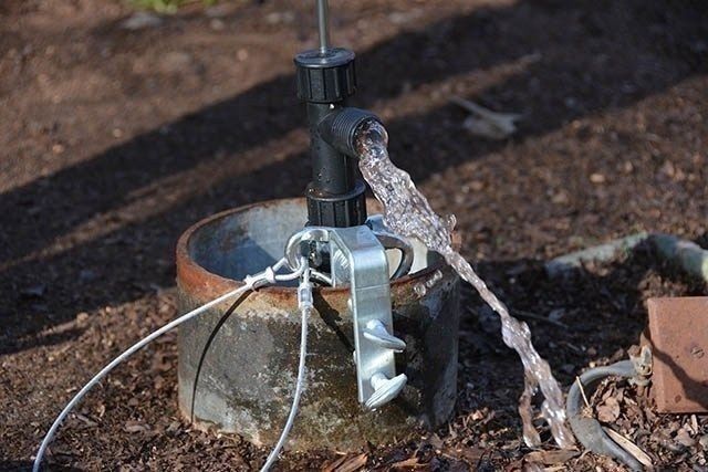 Comment sortir la pompe du puits si elle est coincée : premiers secours de professionnels