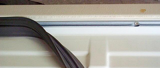 Comment changer la gomme d'étanchéité sur la porte du réfrigérateur de vos propres mains: méthodes de remplacement