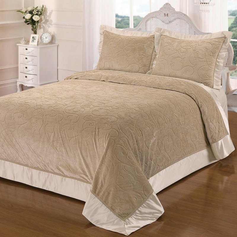 7 façons de plier soigneusement le couvre-lit hors du lit la nuit