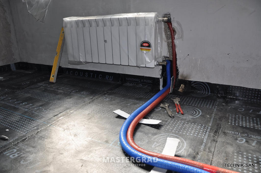 Bruit dans le tuyau de chauffage, clics, coups, clics dans les tuyaux de chauffage d'un appartement et d'une maison privée, pourquoi ils se fissurent