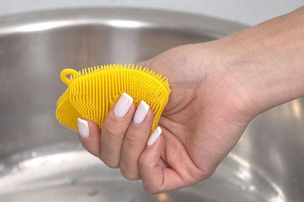 Pourquoi faire un trou au centre d'une éponge à vaisselle