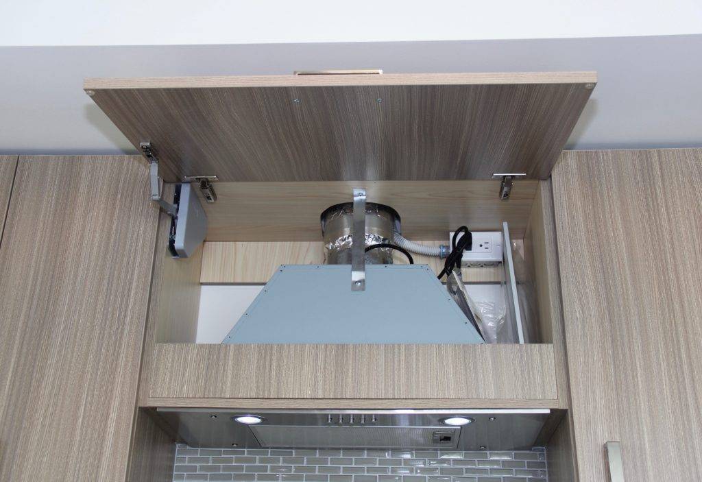 Hauteur d'installation de la hotte au-dessus de la cuisinière à gaz et électrique : normes de sécurité et règles de conception