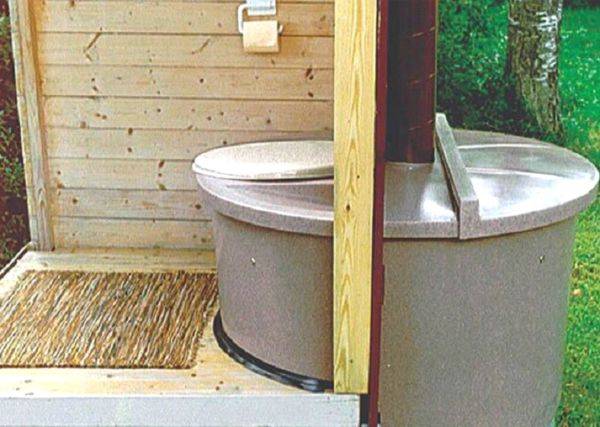 Toilettes à la campagne avec leurs propres mains. photo étape par étape